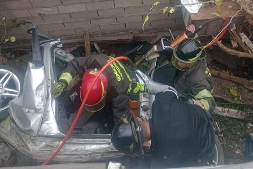 Para inmovilizar a la víctima y retirarla del vehículo sin agravar sus lesiones, se utilizó una tabla espinal.