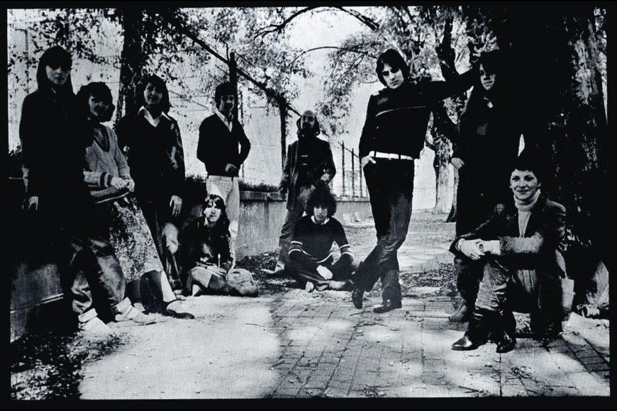 Agnus: La foto de contratapa, realizada por el hoy reconocido Marcos López.