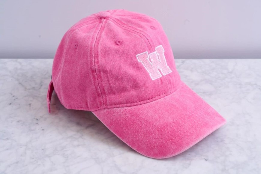 Además de remeras, la famosa vende gorras que rondan los $50.000.