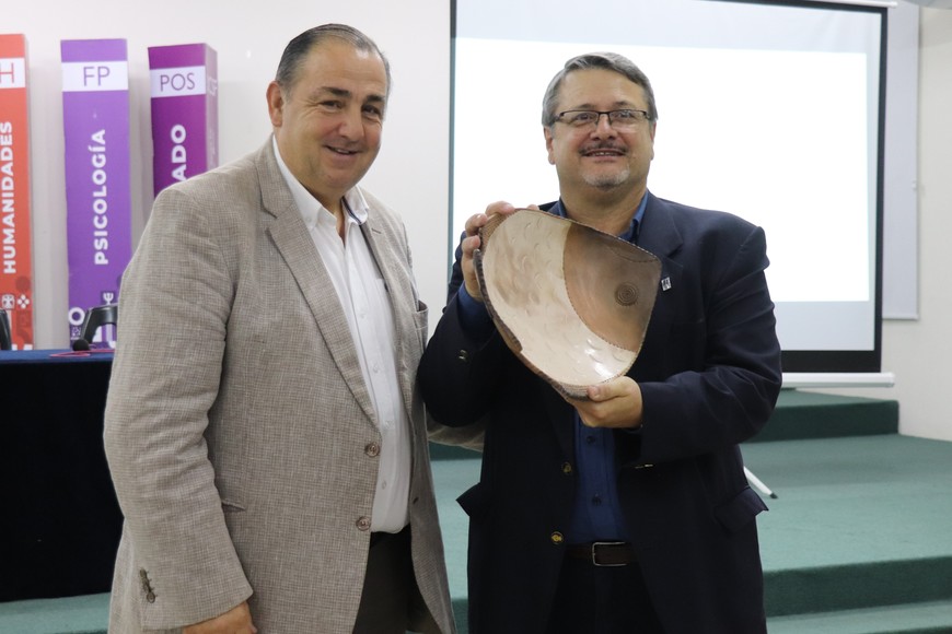 El intendente Juan Pablo Poletti entregó un presente por los 15 años del Instituto por el Matrimonio y la Familia, a su director, Luis Olaguibe.