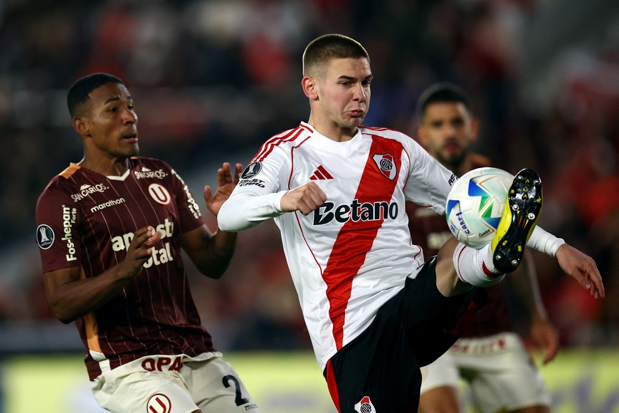 Soccer Football - Copa Libertadores - Group Stage - River Plate v Universitario - Estadio Mas Monumental, Buenos Aires, Argentina - May 27, 2025
River Plate's Franco Mastantuono in action with Universitario's Jose Carabali REUTERS/Agustin Marcarian