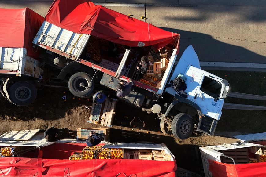 Así quedó el camión que volcó. Crédito: Fernando Nicola