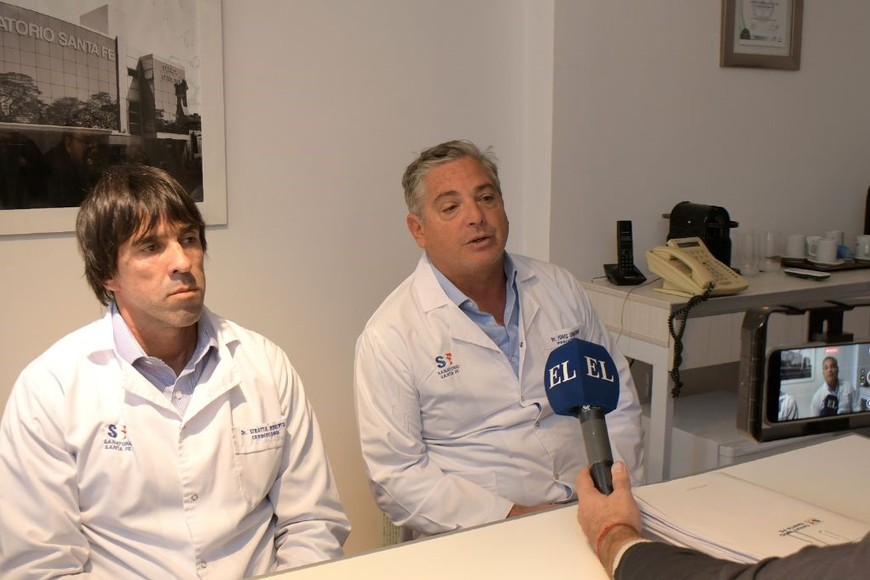 Roberto Stratta y Sebastián Funes, integrantes del Comité de Residencias del Sanatorio Santa Fe.  Foto: Guillermo Di Salvatore.