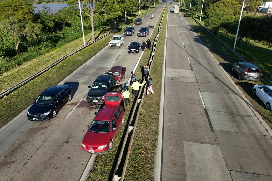 Horas más tarde, dos autos quedaron detenidos tras protagonizar un segundo accidente. Crédito: Fernando Nicola
