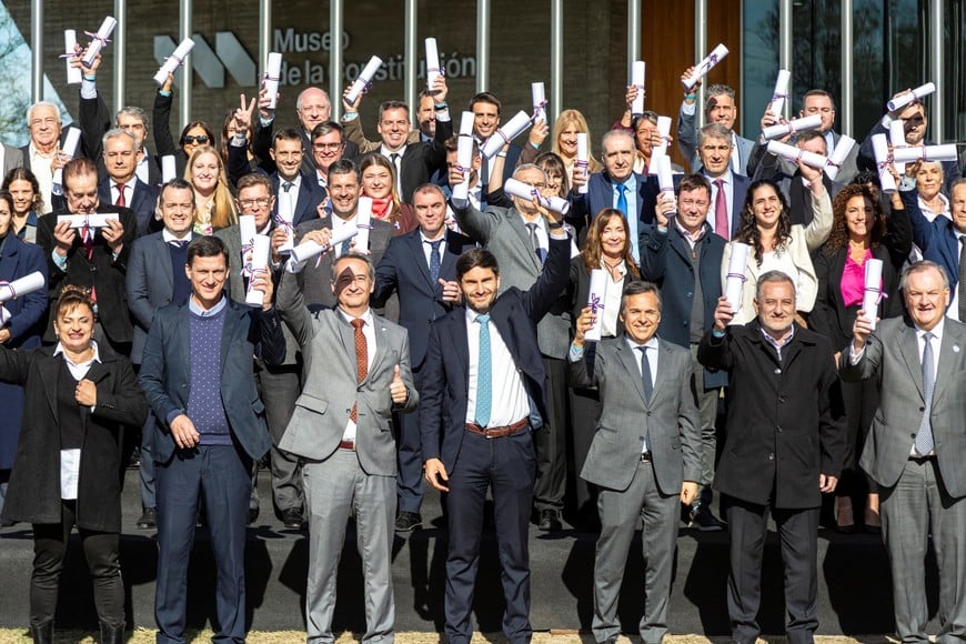 Los convencionales constituyentes galardonados en la previa al 14 de julio. Crédito: Gobierno de la provincia de Santa Fe