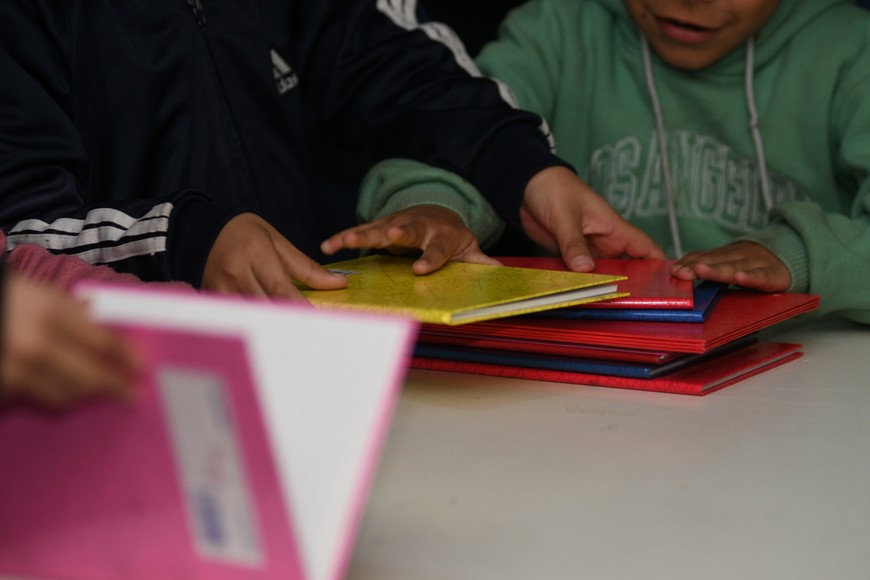 Las tareas se distribuyen alrededor de cuatro mesas con distintas actividades. Luego será el tiempo de la merienda. Foto: Manuel Fabatía