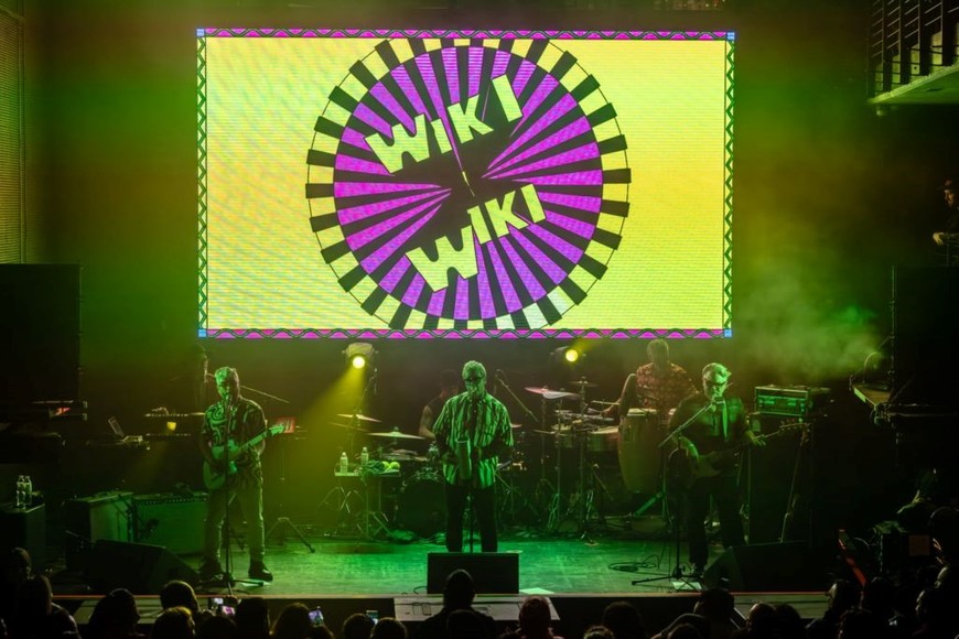 Los Amigos Invisibles presentando “Wiki Wiki” en vivo, en el marco de su World Tour 2025.