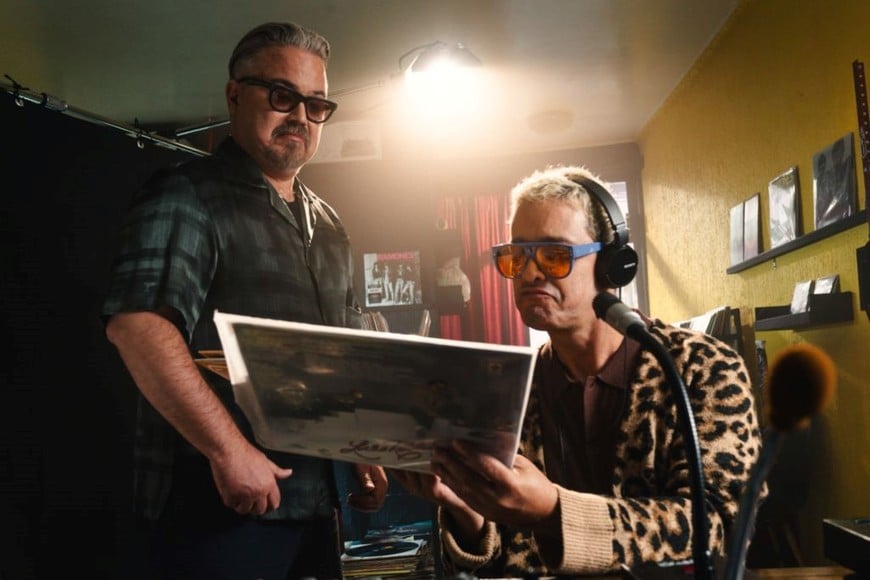 Catire Torres y Julio Briceño de Los Amigos Invisibles en la radio casera del videoclip de “Wiki Wiki”