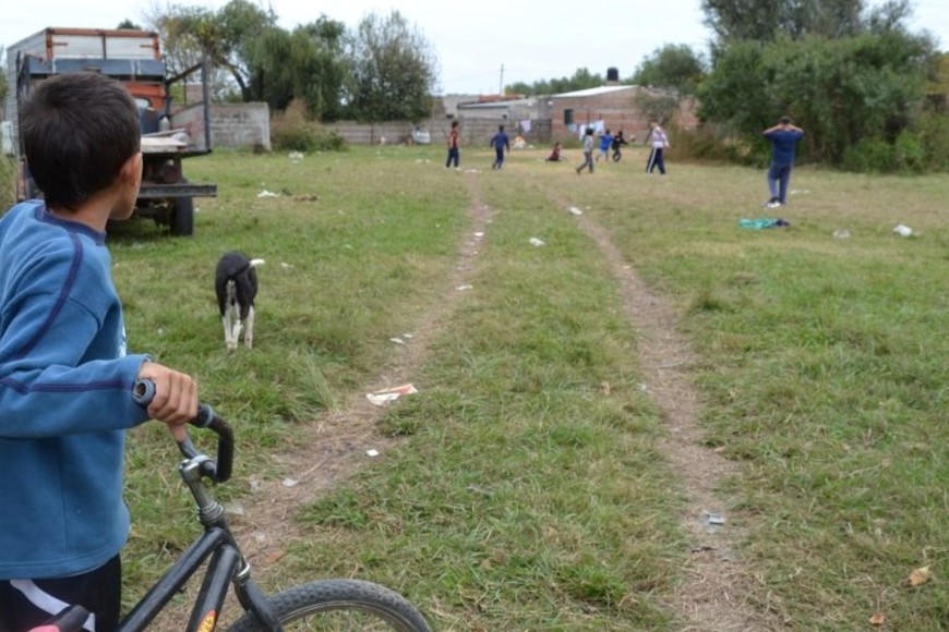 La mirada lo dice todo. El hambre y el fútbol, no van de la mano.