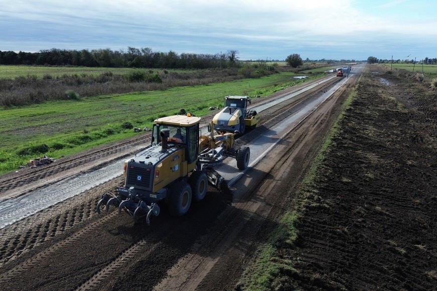 La repavimentación de la Ruta Provincial N° 90, licitada durante la gestión anterior, partía desde Villa Constitución y llegaba hasta la localidad de Carreras, abarcando un total de 102 kilómetros