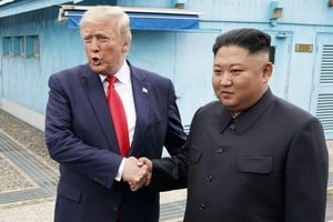 Donald Trump y el líder norcoreano Kim Jong-un en su encuentro histórico de 2019, en la frontera intercoreana. France 24