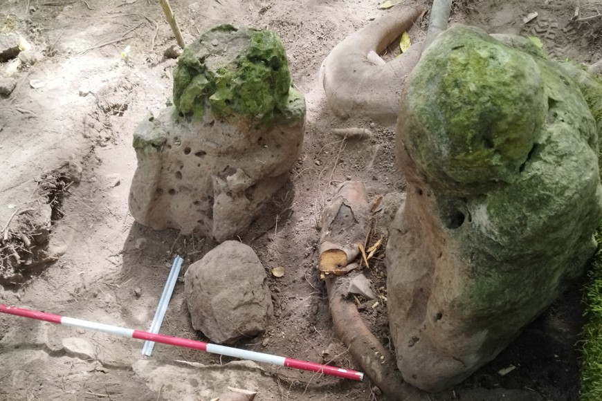 (250530) -- PETEN, 30 mayo, 2025 (Xinhua) -- Imagen cedida por el Ministerio de Cultura y Deportes de Guatemala del 17 de agosto de 2023 de piezas bautizadas como "Los Abuelos" descubiertas en el yacimiento arqueológico de Uaxactún, en la Reserva de la Biosfera Maya, departamento de Petén, Guatemala. De acuerdo con el Ministerio de Cultura y Deportes de Guatemala, vestigios de una ciudad maya de hace más de 2.800 años fueron descubiertos dentro de una zona arqueológica en el norte de Guatemala. La ciudad, ubicada a 21 km al noreste de Uaxactún, fue bautizada como "Los Abuelos" por el hallazgo de dos esculturas antropomorfas que "representan a una pareja ancestral" y se trata de uno de los centros preclásicos más importantes del Petén. (Xinhua/Ministerio de Cultura y Deportes de Guatemala) (vf) (dp)