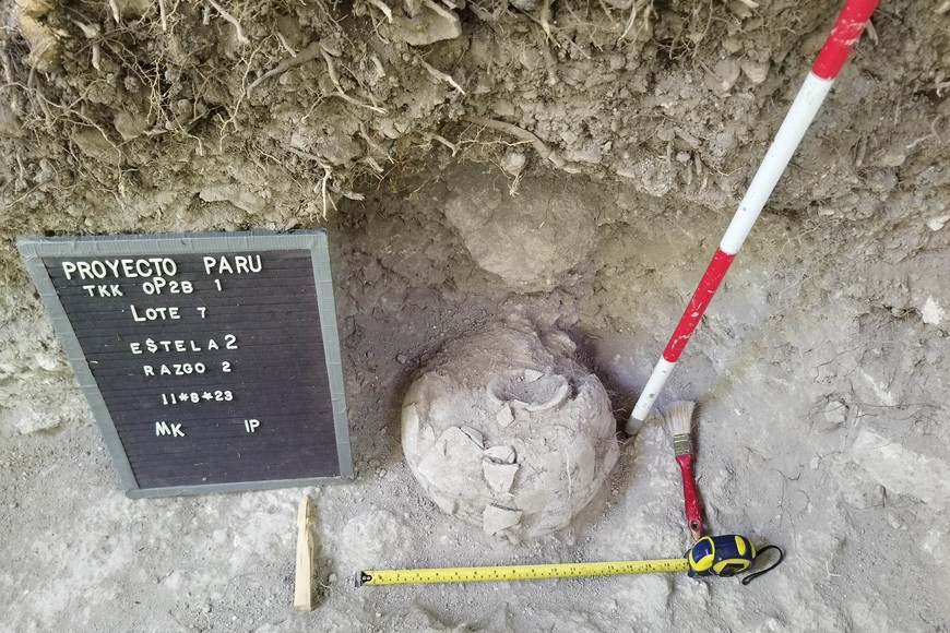 (250530) -- PETEN, 30 mayo, 2025 (Xinhua) -- Imagen cedida por el Ministerio de Cultura y Deportes de Guatemala del 11 de agosto de 2023 de una vasija descubierta en el yacimiento arqueológico de Uaxactún, en la Reserva de la Biosfera Maya, departamento de Petén, Guatemala. De acuerdo con el Ministerio de Cultura y Deportes de Guatemala, vestigios de una ciudad maya de hace más de 2.800 años fueron descubiertos dentro de una zona arqueológica en el norte de Guatemala. La ciudad, ubicada a 21 km al noreste de Uaxactún, fue bautizada como "Los Abuelos" por el hallazgo de dos esculturas antropomorfas que "representan a una pareja ancestral" y se trata de uno de los centros preclásicos más importantes del Petén. (Xinhua/Ministerio de Cultura y Deportes de Guatemala) (vf) (dp)