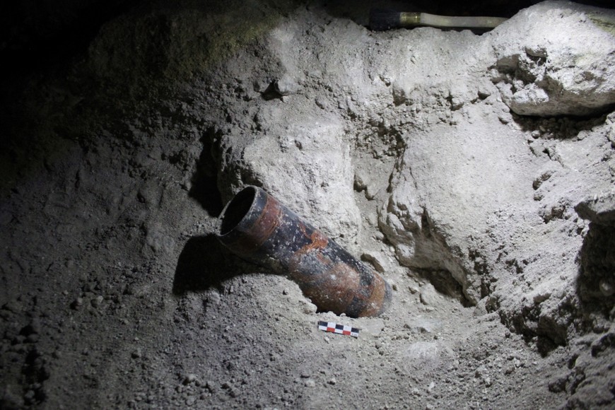 (250530) -- PETEN, 30 mayo, 2025 (Xinhua) -- Imagen cedida por el Ministerio de Cultura y Deportes de Guatemala sin fechar de una pieza descubierta en el yacimiento arqueológico de Uaxactún, en la Reserva de la Biosfera Maya, departamento de Petén, Guatemala. De acuerdo con el Ministerio de Cultura y Deportes de Guatemala, vestigios de una ciudad maya de hace más de 2.800 años fueron descubiertos dentro de una zona arqueológica en el norte de Guatemala. La ciudad, ubicada a 21 km al noreste de Uaxactún, fue bautizada como "Los Abuelos" por el hallazgo de dos esculturas antropomorfas que "representan a una pareja ancestral" y se trata de uno de los centros preclásicos más importantes del Petén. (Xinhua/Ministerio de Cultura y Deportes de Guatemala) (vf) (dp)