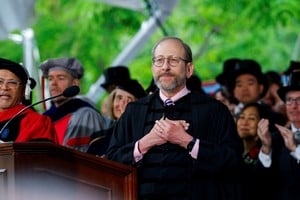 El presidente de Harvard defendió la apertura y la diversidad ante el ataque de Trump a las universidades y a los estudiantes internacionales. Foto: REUTERS / Brian Snyder.