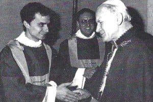 Año 1982. El entonces papa Juan Pablo II estrecha la mano del joven diácono Robert Prevost, el actual pontífice León XIV.