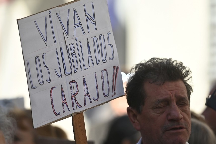 Pasivos nacionales realizan movilizaciones en varios puntos del país e incluso frente a la sede de Anses en Santa Fe reclamando mejores haberes. Foto: Mauricio Garin | El Litoral