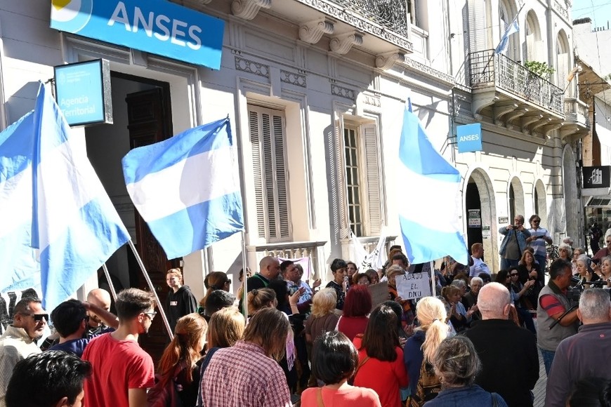 Pasivos nacionales realizan movilizaciones en varios puntos del país e incluso frente a la sede de Anses en Santa Fe reclamando mejores haberes. Foto: Mauricio Garin | El Litoral