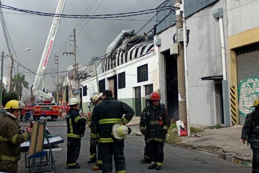 Varias dotaciones combatieron el fuego durante horas para evitar que se propagara a viviendas linderas.