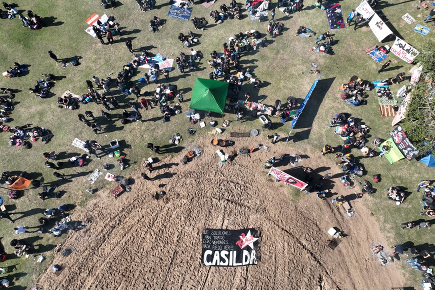 La previa de los seguidores de La Renga en la ciudad de Santa Fe. Crédito: Fernando Nicola