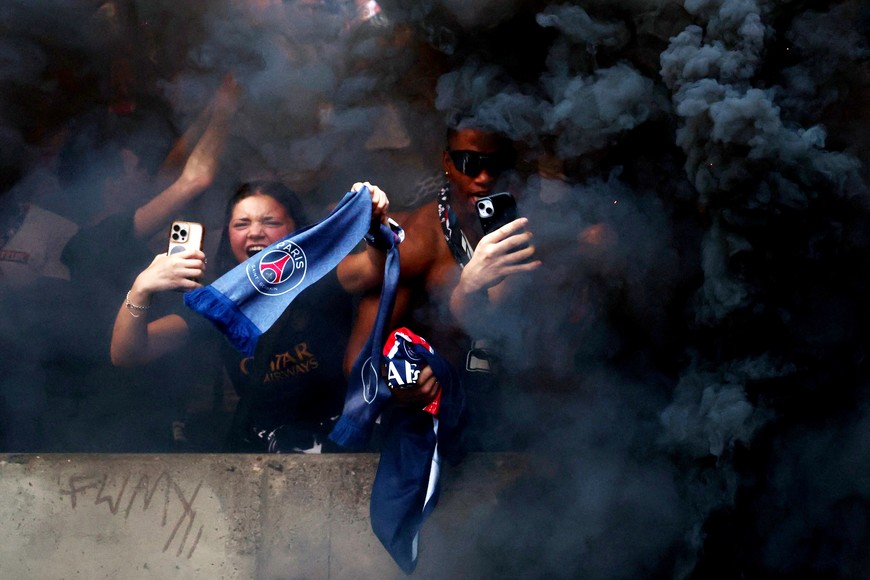 Soccer Football - Champions League - Final - Fans gather to watch Paris St Germain v Inter Milan - Parc des Princes, Paris, France - May 31, 2025
Paris St Germain fans celebrate their second goal scored by Desire Doue REUTERS/Tom Nicholson