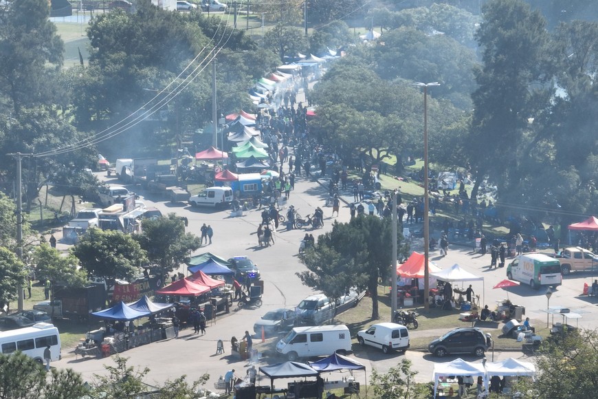La previa de los seguidores de La Renga en la ciudad de Santa Fe. Crédito: Fernando Nicola