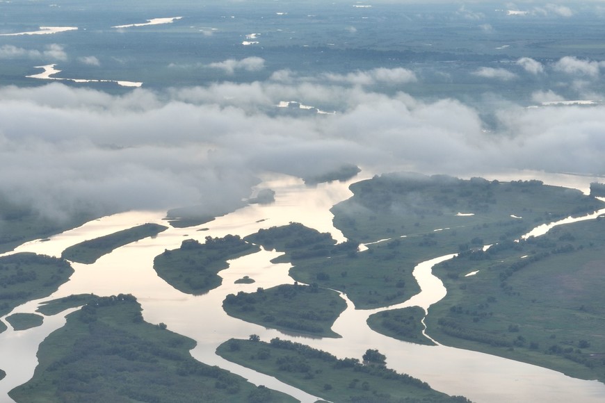 Postal de los espejos de agua que son parte de la Laguna Setúbal.