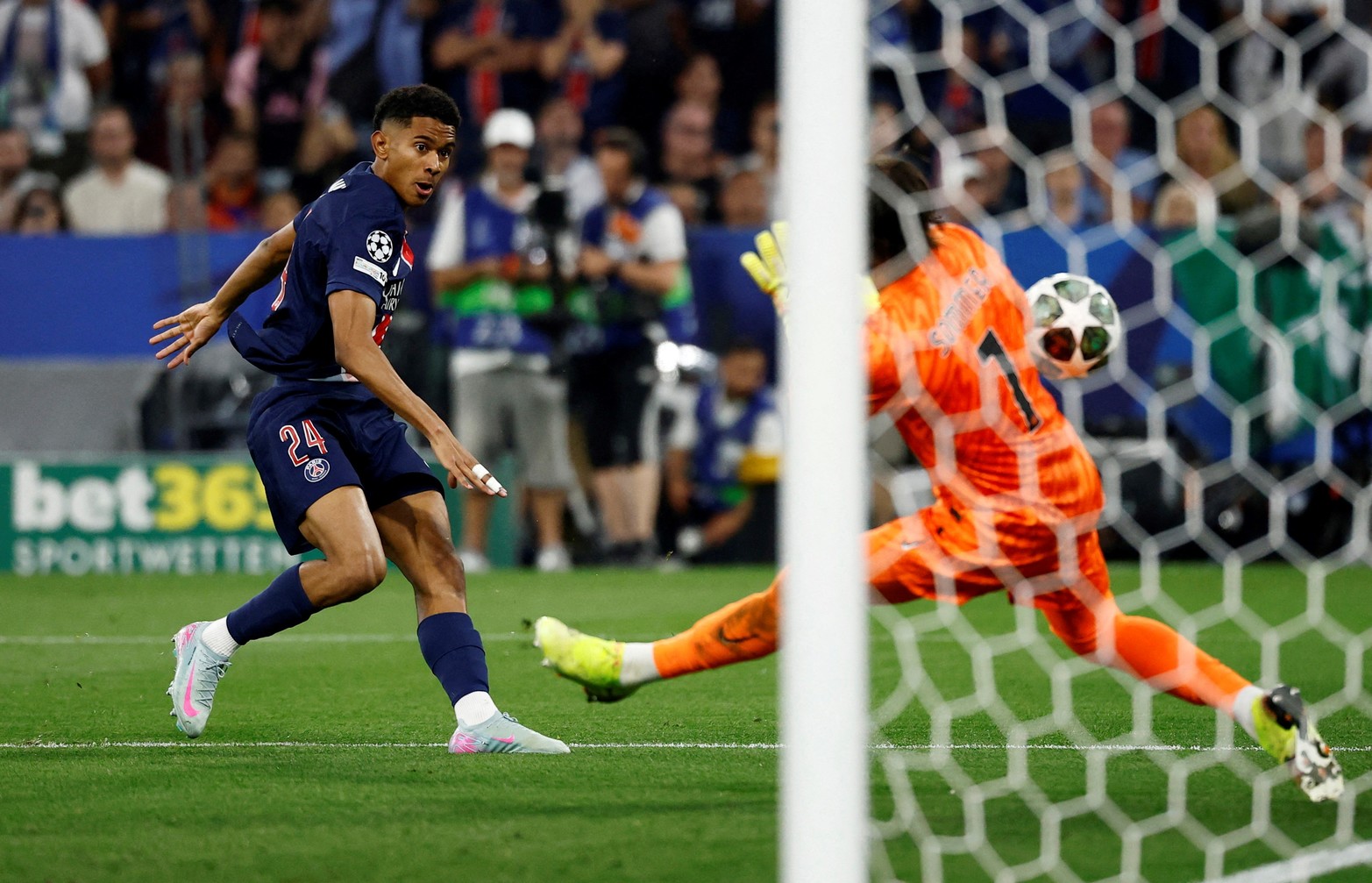 Senny Mayulu puso el broche de oro en el partido con el 5 a 0 sobre el final.