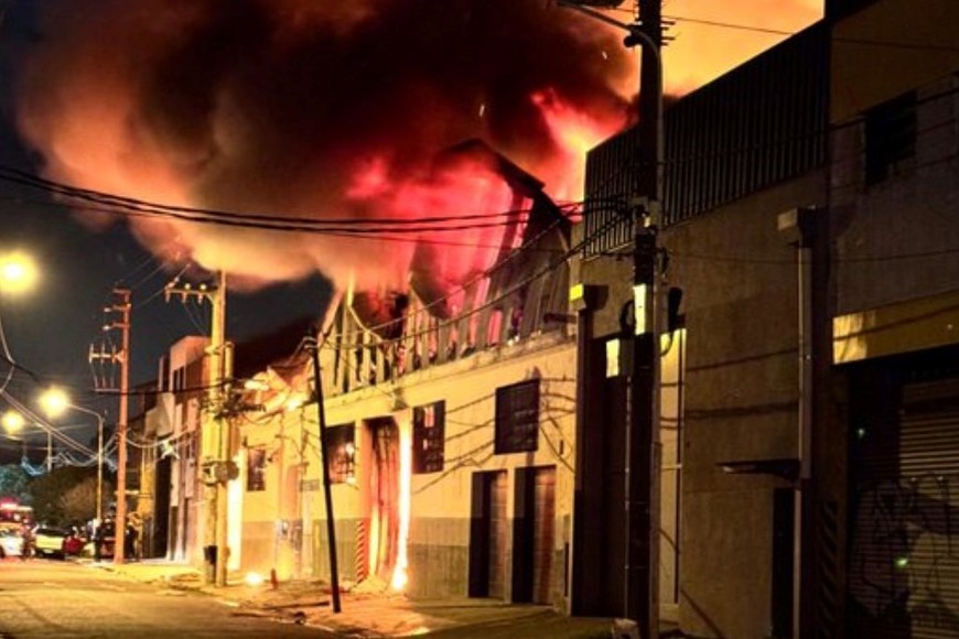 Las llamas comenzaron cerca de las 17.30 y rápidamente envolvieron la estructura de la fábrica.