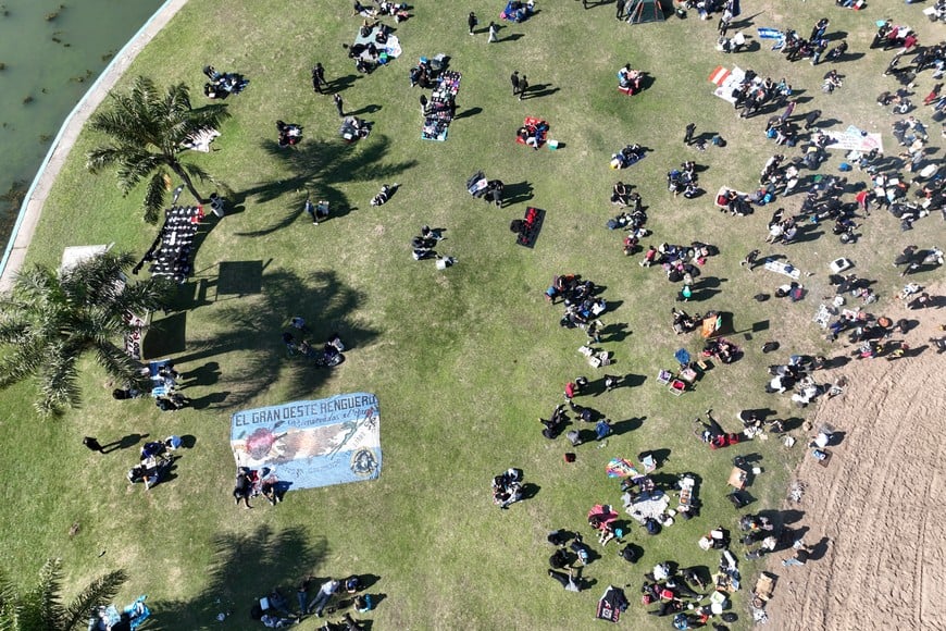 La previa de los seguidores de La Renga en la ciudad de Santa Fe. Crédito: Fernando Nicola