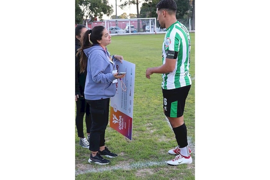 El capitán de sanjustino, Francisco Ypolitti, recibió el cheque.