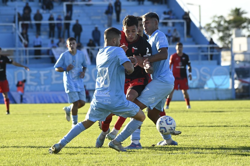Fue un partido friccionado entre Colón y el CADU. Fotos: Juan Manuel Baez.