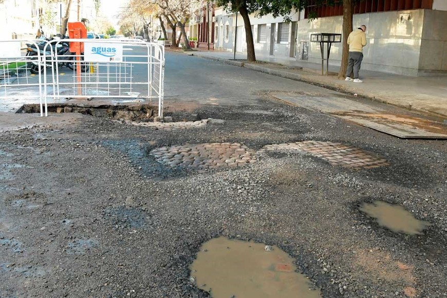 La calzada se encuentra deteriorada en ese sector de alto tránsito diario. Foto: Guillermo Di Salvatore