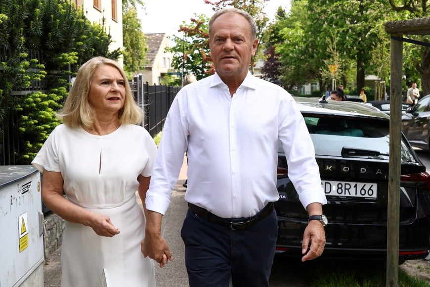 Polish Prime Minister Donald Tusk and his wife Malgorzata Tusk walk on the day of the second round of presidential election in Sopot, Poland, June 1, 2025. REUTERS/Lukasz Glowala