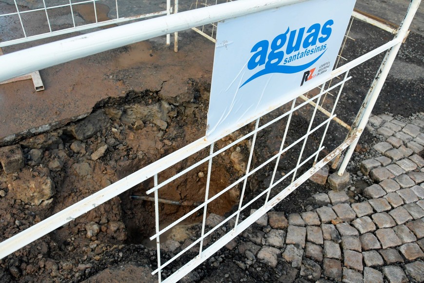 El pavimento abierto, mientras trabajan en la reparación. Foto: Guillermo Di Salvatore.