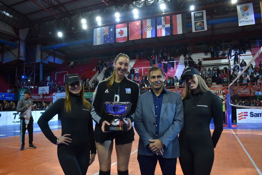 Matías Buffa Gerente de Prevención Salud entregó la Copa a la Mejor jugadora del partido