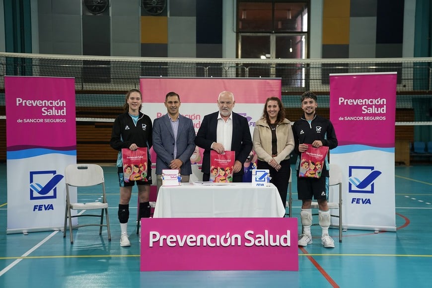 Autoridades de FeVA y Prevención Salud en el CeNARD con selecciones de vóley