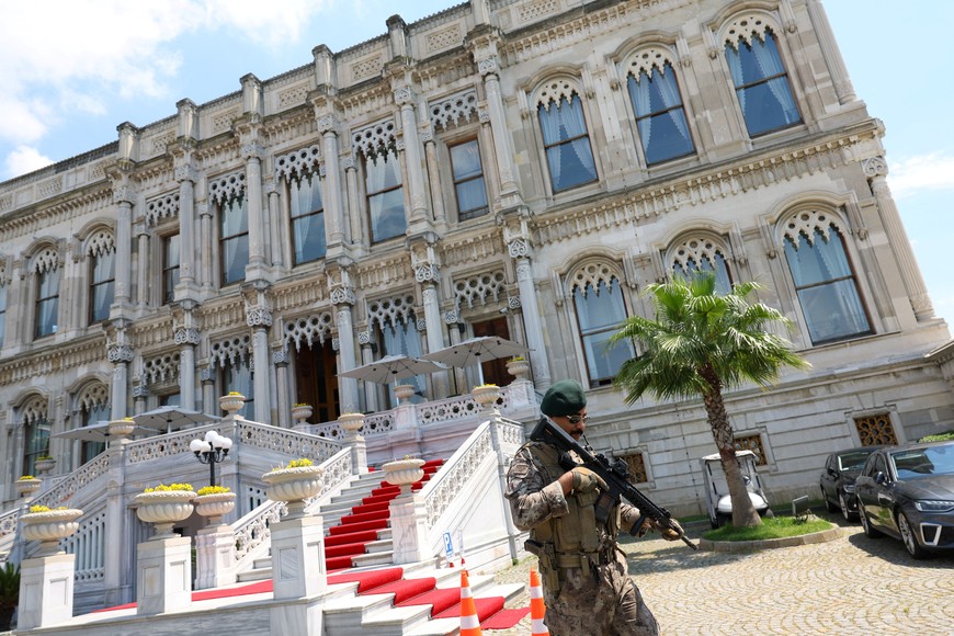 A member of Turkish Police Special Forces stands guard outside the Ciragan Palace on the day of the second round of peace talks between Russia and Ukraine, in Istanbul, Turkey, June 2, 2025. REUTERS/Murad Sezer