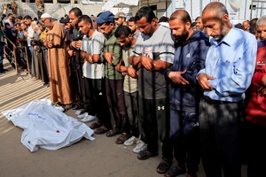 Personas rezan en el funeral de las víctimas del ataque israelí del domingo. Reuters