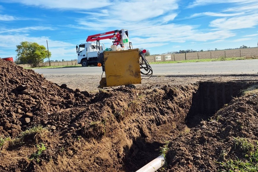 Los trabajos comprenden la construcción de dos dársenas de acceso de hormigón y la colocación de ocho luminarias LED, para brindar mayor seguridad vial sobre la ruta provincial 67-S.