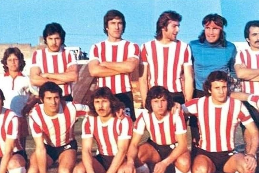 Una de las formaciones de Unión en ese 1975, con gran mayoría de jugadores que estuvieron en aquel partido en cancha de Vélez. De pie: Silguero, Jáuregui, Merlo Gatti y Trullet. Agachados: Mastrángelo, Luque, Fredes, Marchetti, Tojo y Espósito.