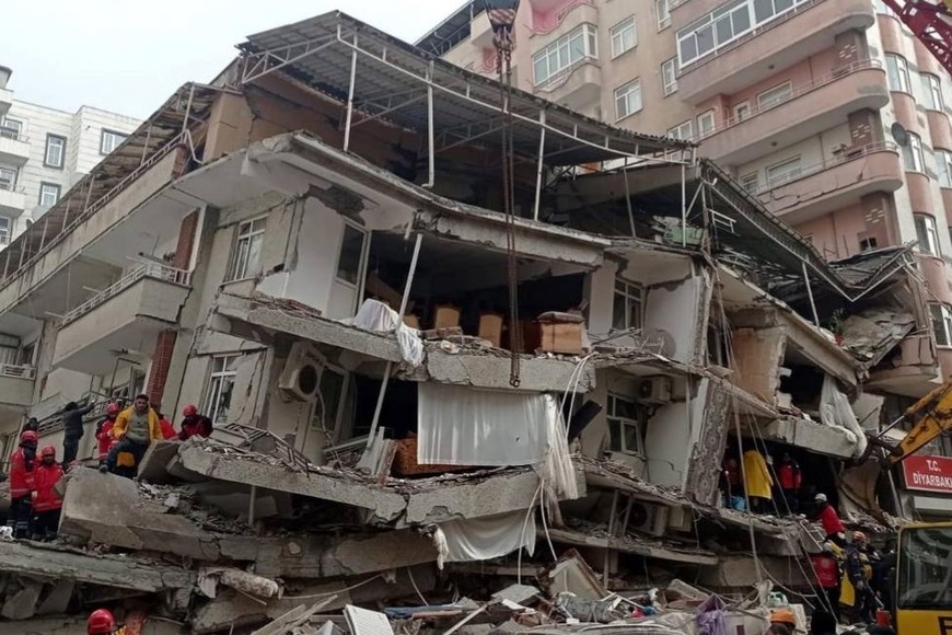 Un terremoto de 5,8 en Turquía dejó una niña muerta y 69 heridos