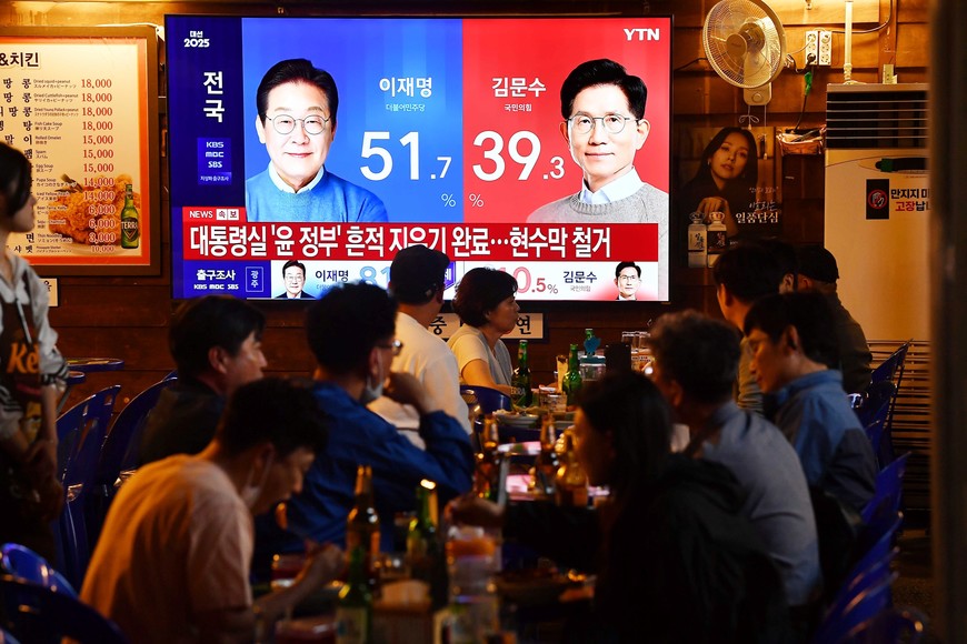 (250603) -- SEÚL, 3 junio, 2025 (Xinhua) -- Personas siguen el conteo de votos para las elecciones presidenciales de la República de Corea, en Seúl, República de Corea, el 3 de junio de 2025. Lee Jae-myung, candidato presidencial del liberal Partido Democrático, el mayoritario de la República de Corea, obtuvo una amplia ventaja en las encuestas de salida de las elecciones presidenciales anticipadas del martes. (Xinhua/Jun Hyosang) (jg) (ra) (ce)