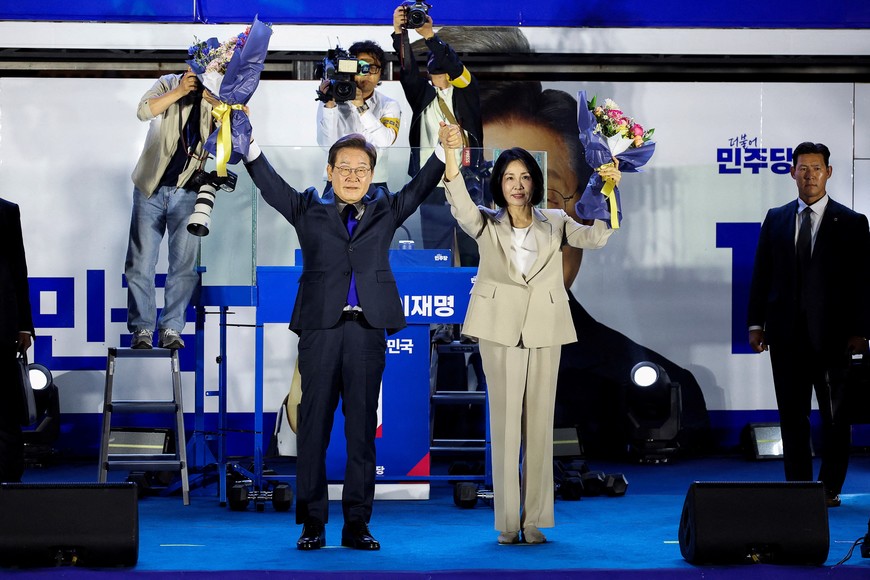 Lee Jae-myung, the presidential candidate for South Korea's Democratic Party, and his wife Kim Hye-kyung gesture, in front of the National Assembly in Seoul, South Korea, June 4, 2025. REUTERS/Kim Hong-Ji
     TPX IMAGES OF THE DAY