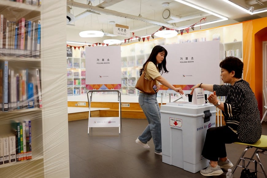 A woman votes at a polling station set up at a book cafe library, during the presidential election in Seoul, South Korea, June 3, 2025. REUTERS/Kim Soo-hyeon REFILE - QUALITY REPEAT     TPX IMAGES OF THE DAY