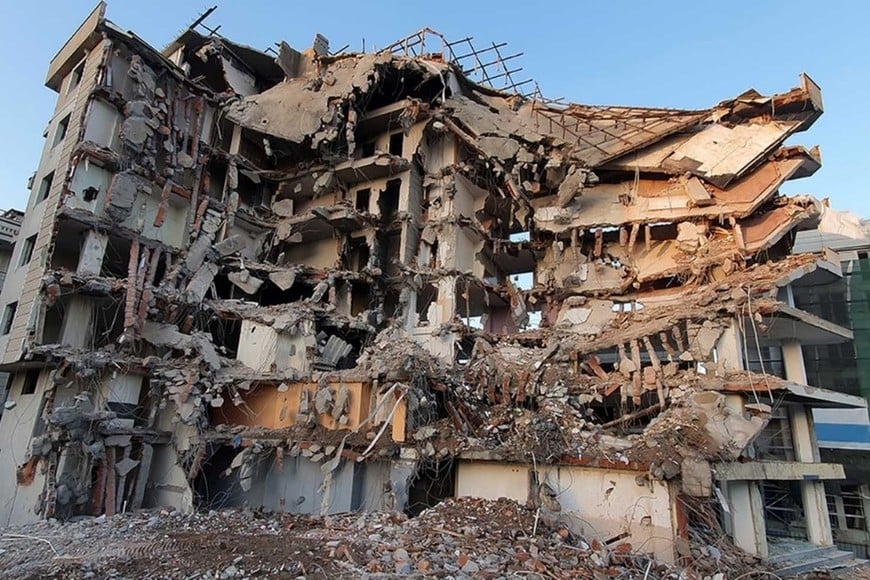 Un terremoto de 5,8 en Turquía dejó una niña muerta y 69 heridos