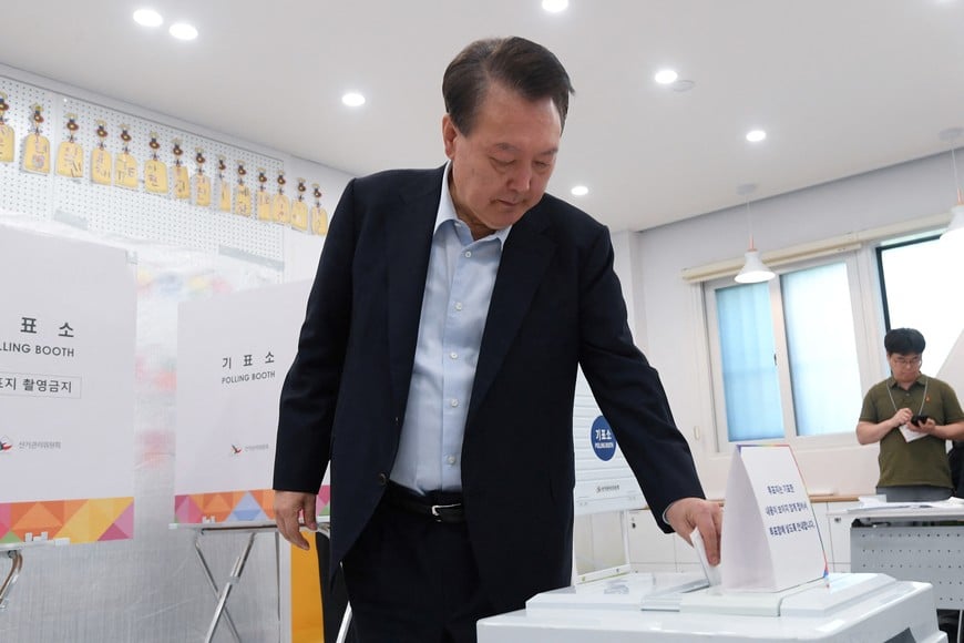 Former South Korean President Yoon Suk Yeol casts his ballot at a polling station during the presidential election in Seoul, South Korea, June 3, 2025.     Yonhap via REUTERS   THIS IMAGE HAS BEEN SUPPLIED BY A THIRD PARTY. NO RESALES. NO ARCHIVES. SOUTH KOREA OUT. NO COMMERCIAL OR EDITORIAL SALES IN SOUTH KOREA.