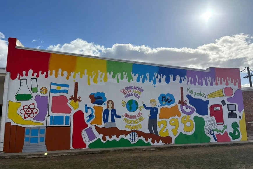 Los trabajos comprenden la construcción de dos dársenas de acceso de hormigón y la colocación de ocho luminarias LED, para brindar mayor seguridad vial sobre la ruta provincial 67-S.