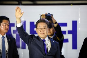 Lee Jae-myung, the presidential candidate for South Korea's Democratic Party, gestures as he greets his supporters in front of the National Assembly in Seoul, South Korea, June 4, 2025. REUTERS/Kim Hong-Ji