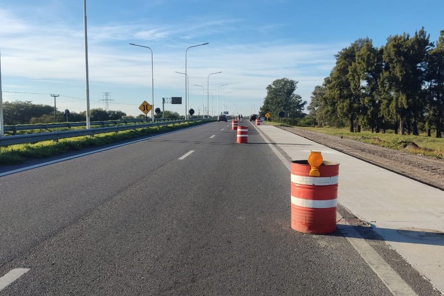 Entre las intervenciones programadas se incluye el sellado de fisuras de la calzada, trabajos que se ejecutan esta jornada sobre la mano a Paraná, entre Colastiné y el Túnel Subfluvial.